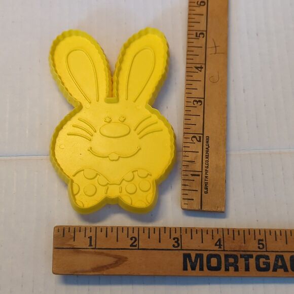 Hallmark Easter Bunny Rabbit Cookie Cutter Face 1976 Hallmark Bow Tie - Picture 4 of 4